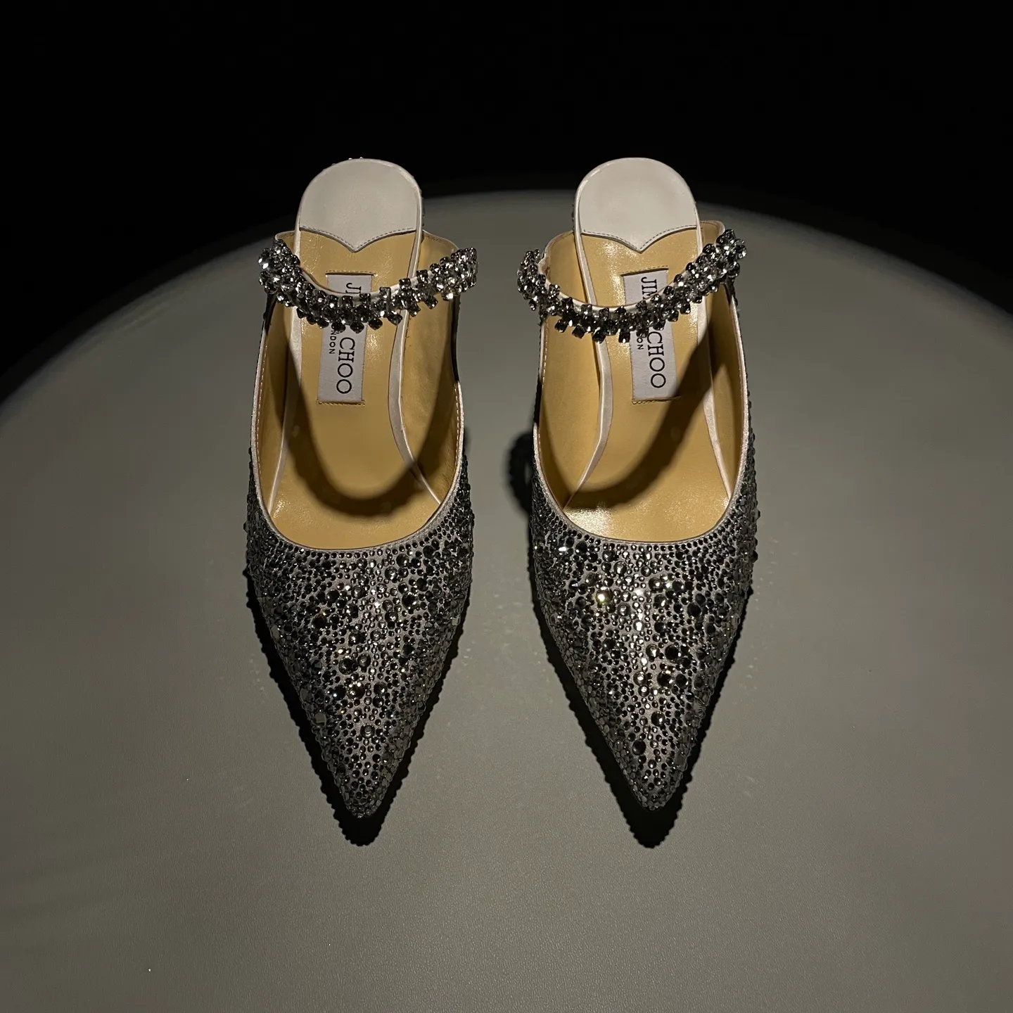 💕💕Factory direct selling price p680💕💕Jimmy Choo/Jimmy Choo classic diamond chain, pointed toe high-heeled slippers, crystal slippers, superb crystal slippers, so beautiful that you can’t take your eyes away. The shape of the shoes is very delicate, not too narrow and long, and the internal space is enough to allow the toes to relax enough. The rhinestones outline a charming arc on the instep, which is simply beautiful. It has a 360-degree surrounding fairy atmosphere, gorgeous but not exaggerated! ! The fabric is made of original customized material. The lining and toes are made of imported sheepskin. Customized A-grade Italian cowhide genuine leather sole. Heel height: 6.5cm 8.5cm Size: 35-39 (34/40/41/42/43 customized)